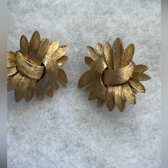Vintage Trifari clip earrings, gold matte finish - Picture 2 of 5